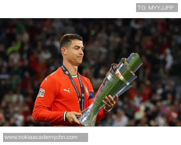 足球明星C罗的帅气魅力与球场风采完美结合的精彩瞬间